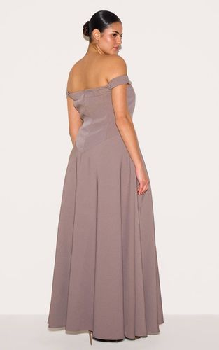 Mushroom Robe Longue Grande Taille Bardot Structurée Avec Taille En V | Taille 44 - PrettyLittleThing - Modalova