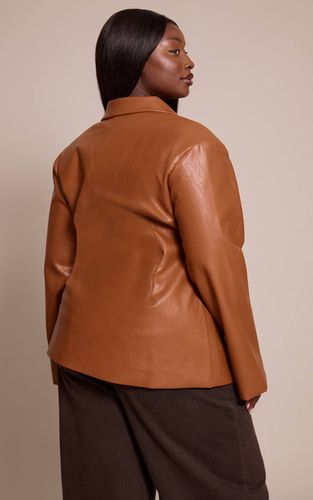 Tan Blazer Grande Taille En Synthétique Avec Taille Cintrée | Taille 46 - PrettyLittleThing - Modalova