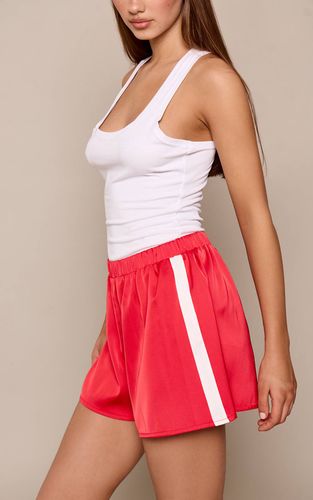 Red Short À Détail De Bande Contrastée À La Taille | Taille 42 - PrettyLittleThing - Modalova