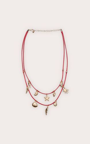 Red Collier Avec Breloques Dorées Et Cordelette Superposée - PrettyLittleThing - Modalova