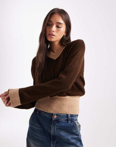 Pull en maille à col en V montant et bordures contrastantes - Marron/moka-Brown Brown L female - Asos Design - Modalova