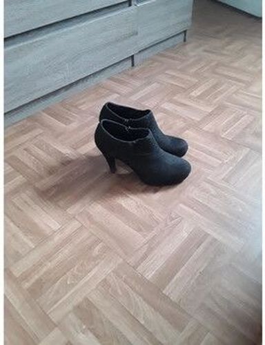 Bottines Bottines noir daim Noir - Betty London - Modalova