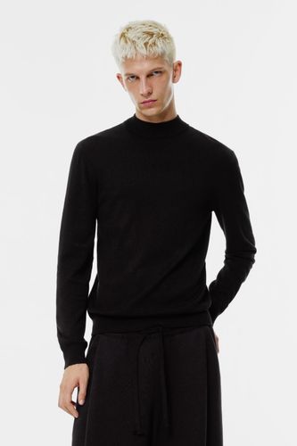 Pull À Col Montant En Maille Fine - Pull&Bear - Modalova