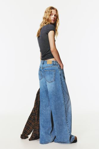 Pullandbear.net/assets/public/3c40/34de/f9d84ef89f74/b5c0d03f5ad1/07683304427-A3M/07683304427-A3M.jpg?ts=1758201487007" - Apparel & Accessories > Clothing > Pants - Modalova