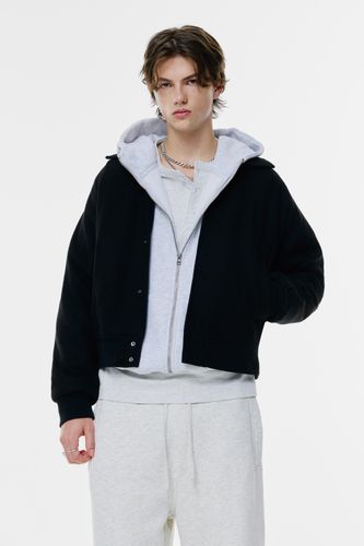 Tps://static.pullandbear.net/assets/public/c4c6/c570/2c404f318e39/7d75fbecb79e/07700506800-A3M/07700506800-A3M.jpg?ts=1757594532446" - Trousers,Footwear,model,Man,Human single,Human face,Front face,Front or side facing,Jacket,white_background,unrecognizable_product - Modalova