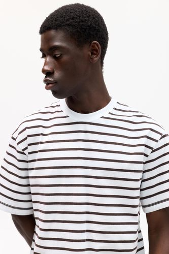 Pullandbear.net/assets/public/a355/d41b/6ea94297a970/df605f184250/07151912700-A2M/07151912700-A2M.jpg?ts=1754295431741" - Apparel & Accessories > Clothing > Shirts & Tops - Modalova