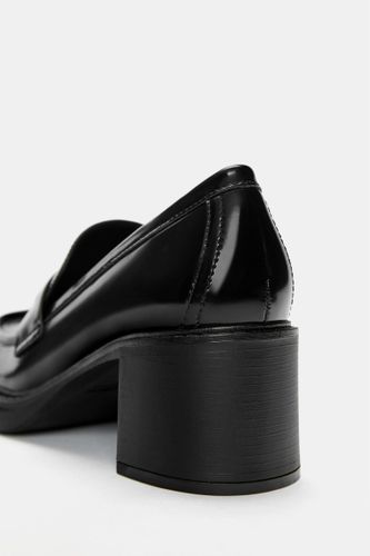 Ic.pullandbear.net/assets/public/9c77/5fdc/7b984ba68959/0c91f4b21af8/11517640040-A2M/11517640040-A2M.jpg?ts=1755176036541" - Apparel & Accessories > Shoes - Modalova