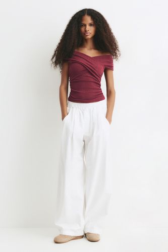 Static.pullandbear.net/assets/public/c08b/8d3c/cf3446508743/ed8450f24df2/07152324681-A3M/07152324681-A3M.jpg?ts=1754485482990" - Apparel & Accessories > Clothing > Shirts & Tops - Modalova