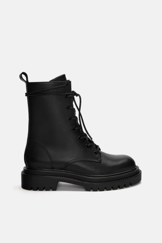 Bottines Plates Lacées En Cuir - Pull&Bear - Modalova