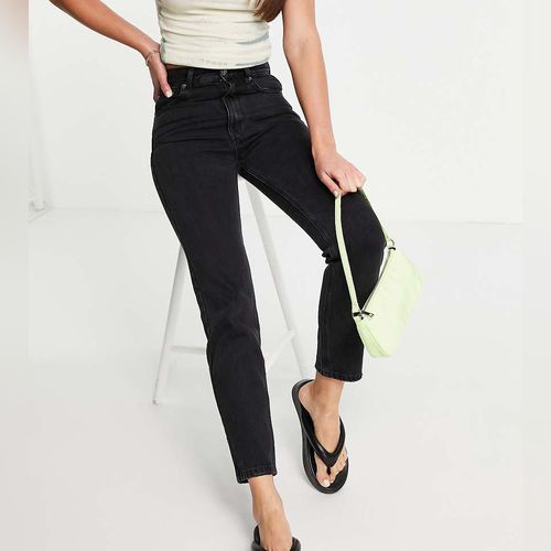 Jean mom noir clearance pull and bear